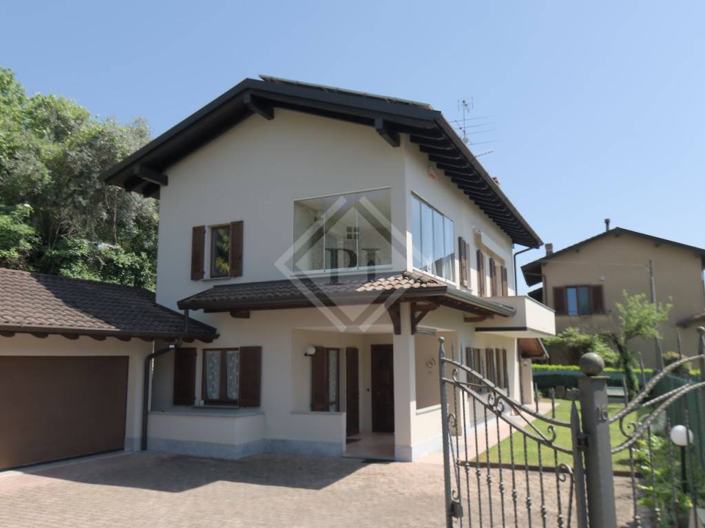 casa indipendente in vendita a Besozzo