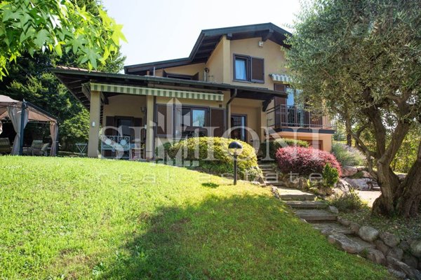 casa indipendente in vendita a Besozzo in zona Cardana