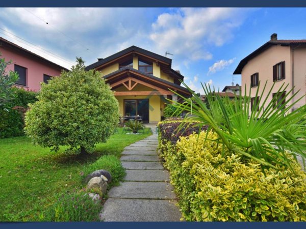 casa indipendente in vendita a Besozzo