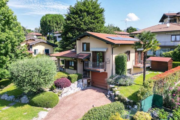 casa indipendente in vendita a Besozzo in zona Cardana