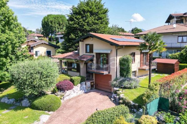 casa indipendente in vendita a Besozzo in zona Cardana