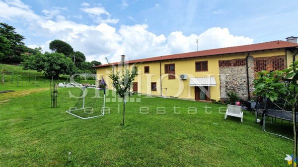 casa semindipendente in vendita a Besozzo in zona Cardana