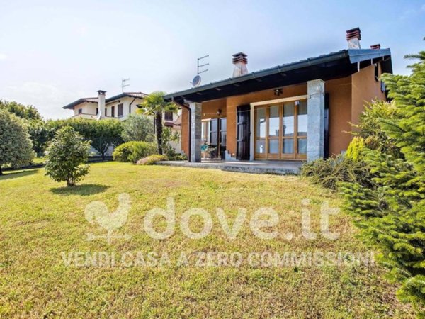 casa indipendente in vendita a Besozzo in zona Olginasio