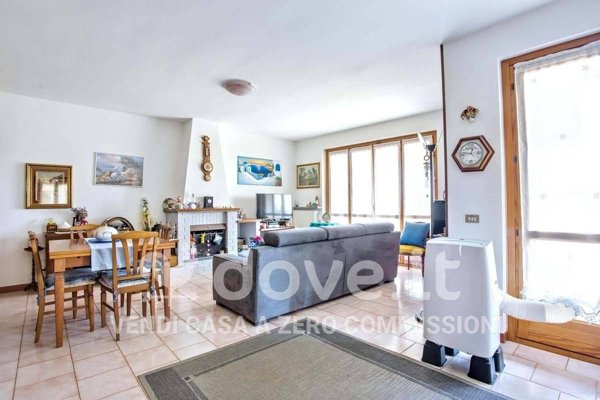 casa indipendente in vendita a Besozzo in zona Olginasio