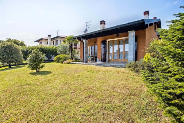 casa indipendente in vendita a Besozzo in zona Olginasio