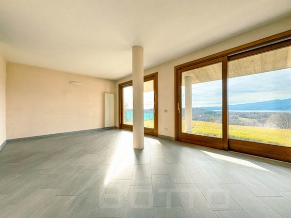 casa indipendente in vendita a Besozzo in zona Cardana