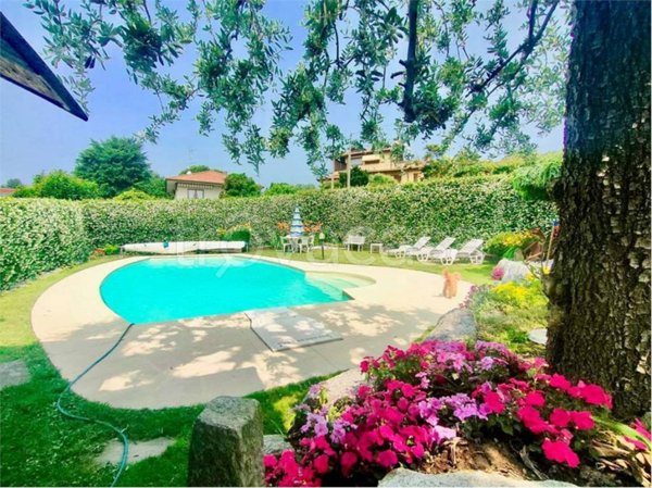 casa indipendente in vendita a Besozzo in zona Cardana