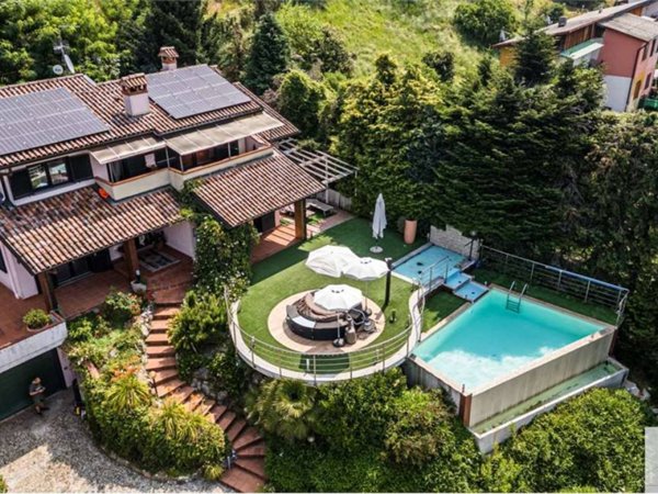 casa indipendente in vendita a Besozzo in zona Cardana