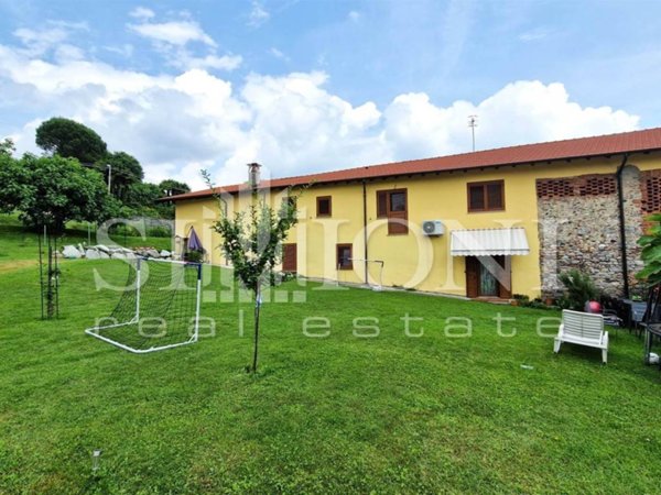 casa indipendente in vendita a Besozzo in zona Olginasio