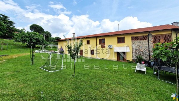 casa indipendente in vendita a Besozzo in zona Olginasio