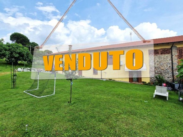 casa indipendente in vendita a Besozzo in zona Olginasio