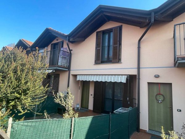 casa indipendente in vendita a Besozzo in zona Olginasio