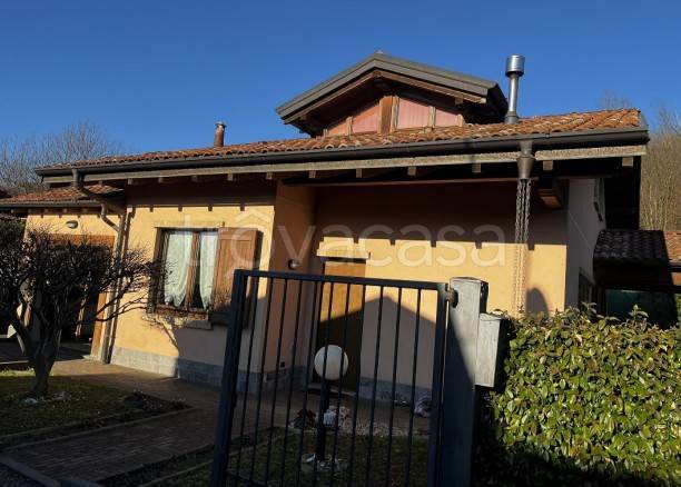 casa indipendente in vendita a Besozzo in zona Cardana