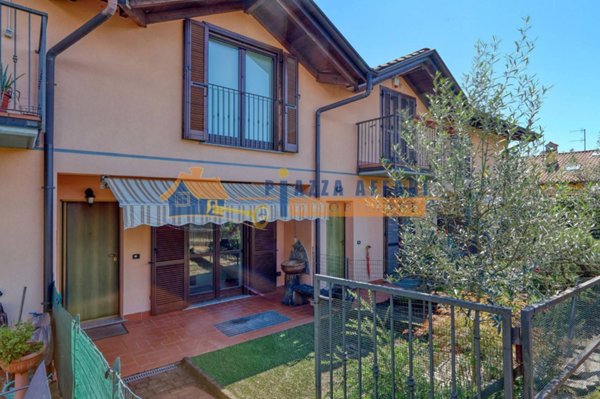 casa indipendente in vendita a Besozzo in zona Olginasio