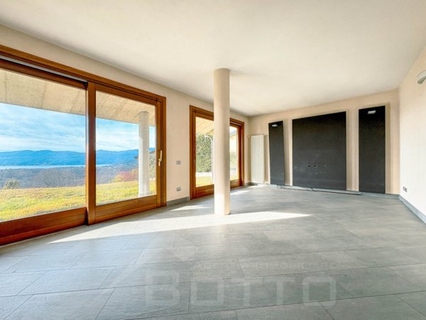 casa indipendente in vendita a Besozzo in zona Cardana