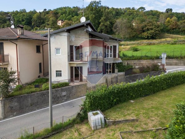 casa indipendente in vendita a Besozzo in zona Cardana