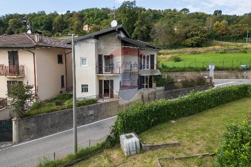 casa indipendente in vendita a Besozzo in zona Cardana