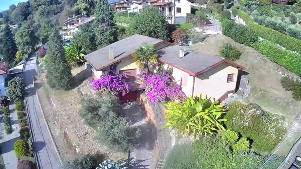 casa indipendente in vendita a Besozzo in zona Cardana