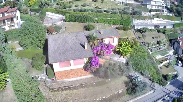 casa indipendente in vendita a Besozzo in zona Cardana