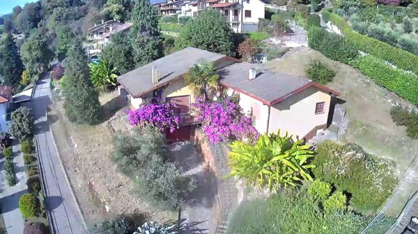 casa indipendente in vendita a Besozzo in zona Cardana