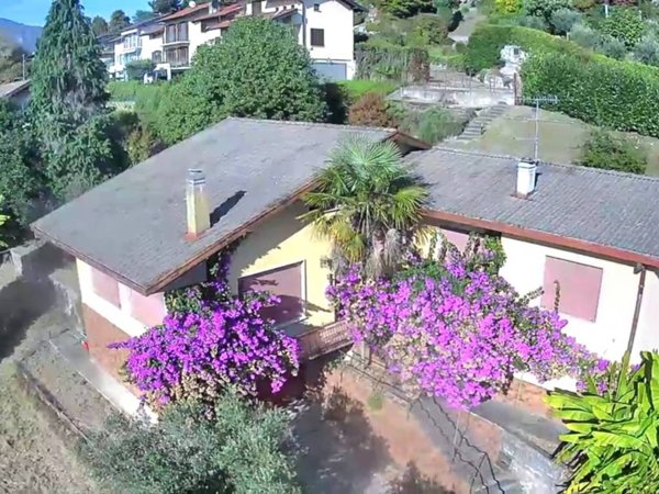 casa indipendente in vendita a Besozzo in zona Cardana