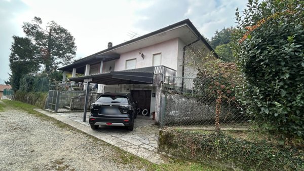 casa indipendente in vendita a Besozzo
