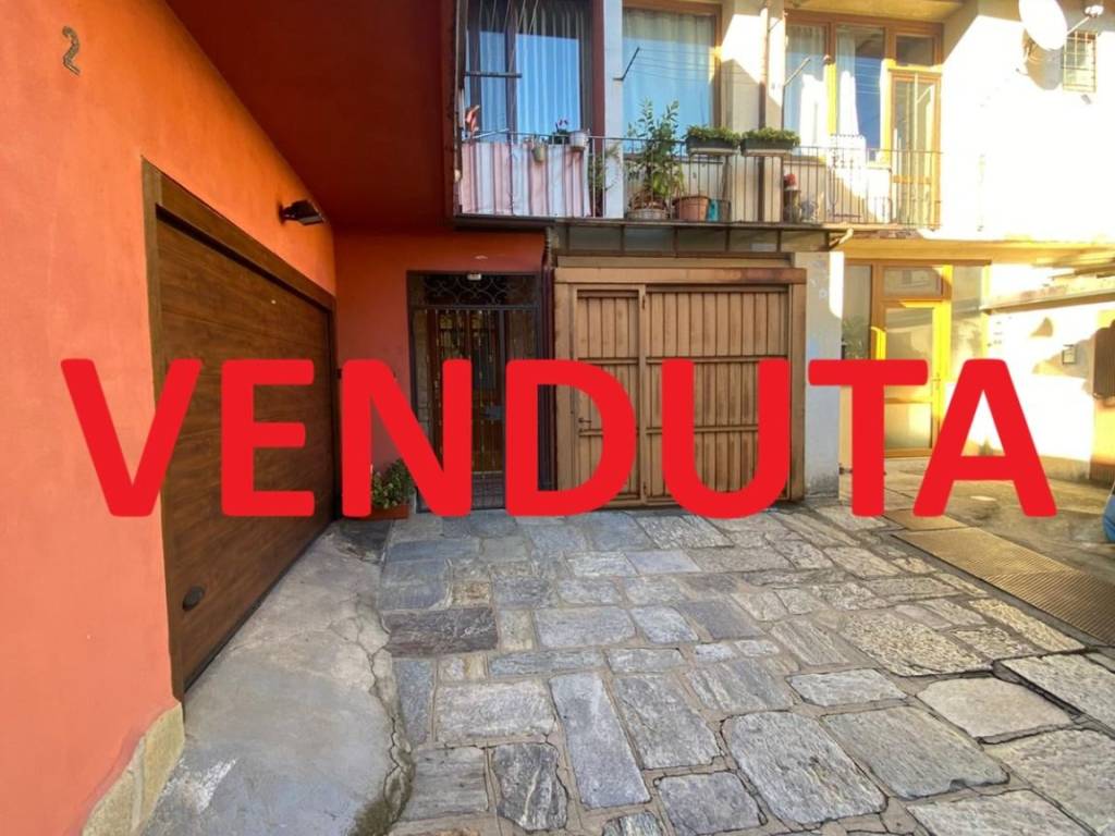 casa indipendente in vendita a Besozzo in zona Olginasio