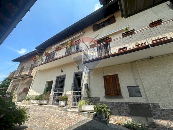 casa indipendente in vendita a Besozzo in zona Olginasio