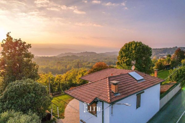 casa indipendente in vendita a Besozzo in zona Cardana