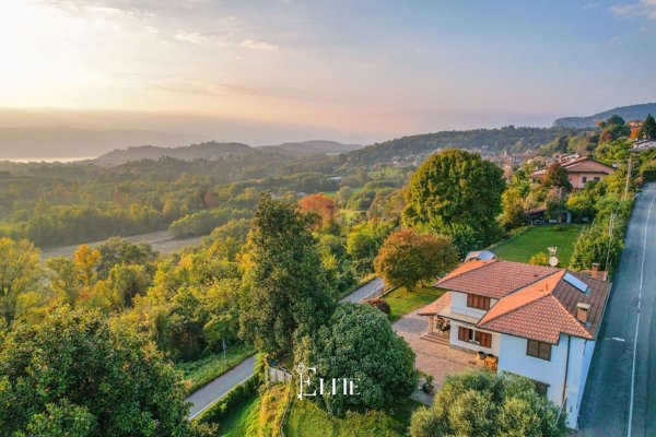 casa indipendente in vendita a Besozzo in zona Cardana