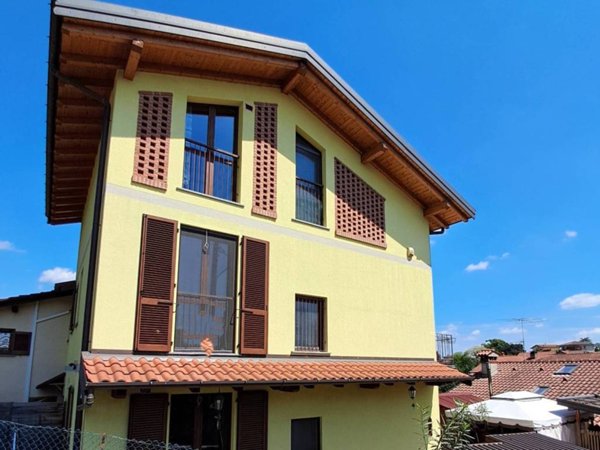 casa indipendente in vendita a Besozzo