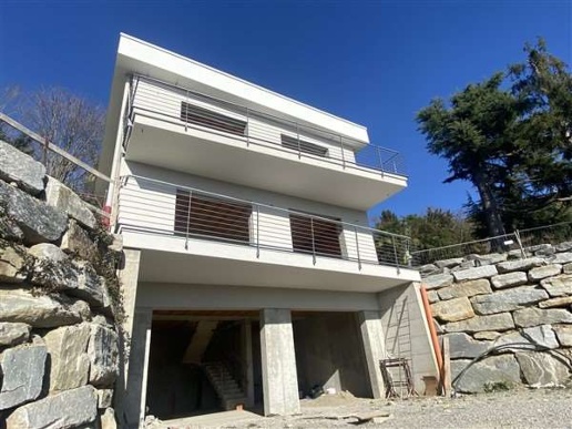 casa indipendente in vendita a Besozzo in zona Cardana