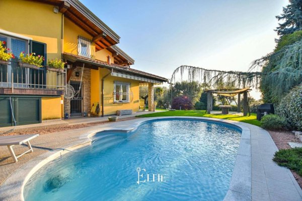 casa indipendente in vendita a Besozzo in zona Cardana