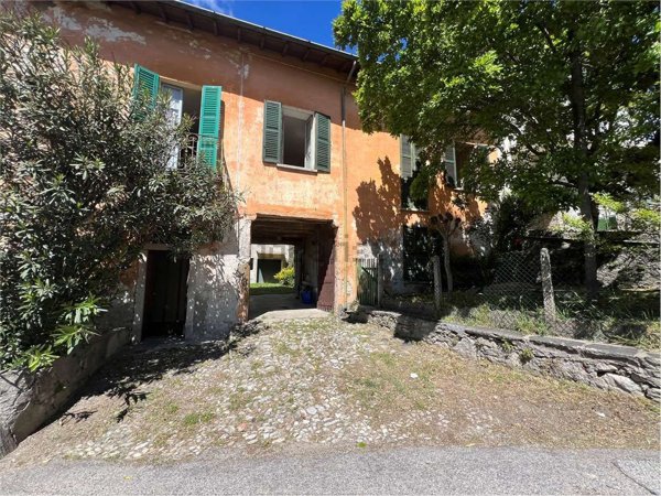 casa indipendente in vendita a Besozzo in zona Cardana