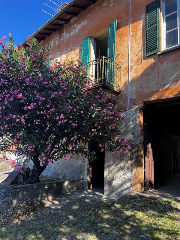 casa indipendente in vendita a Besozzo in zona Cardana