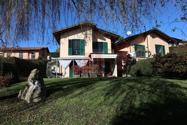 casa indipendente in vendita a Besozzo in zona Cardana
