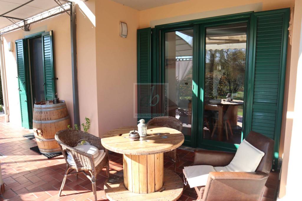 casa indipendente in vendita a Besozzo in zona Cardana