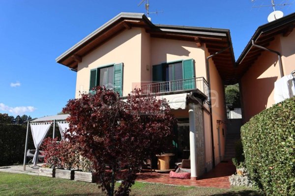 casa indipendente in vendita a Besozzo in zona Cardana