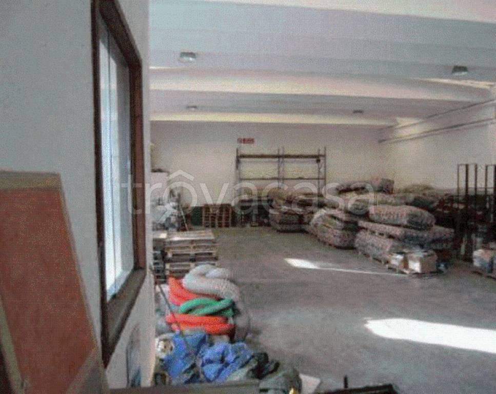 locale commerciale in vendita a Besozzo in zona Olginasio