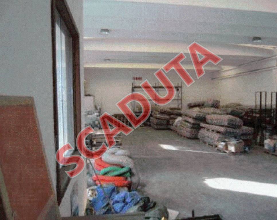 locale commerciale in vendita a Besozzo in zona Olginasio