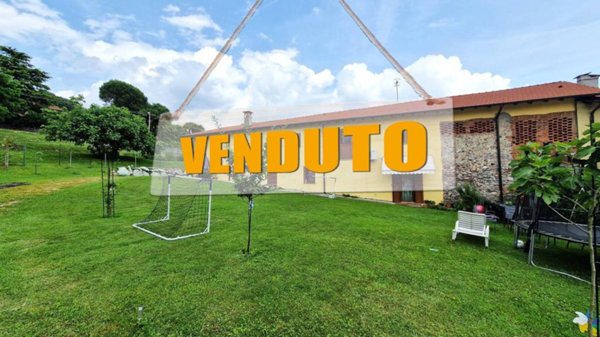 casa indipendente in vendita a Besozzo in zona Olginasio