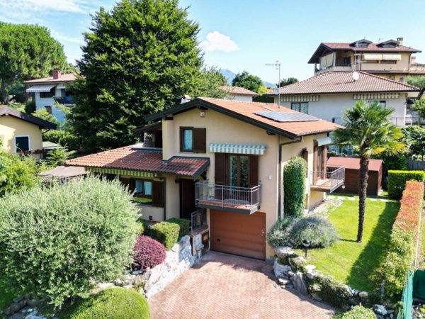 casa indipendente in vendita a Besozzo in zona Cardana