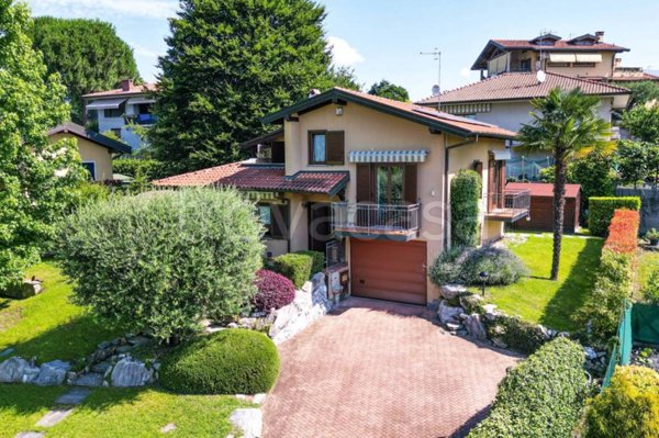 casa indipendente in vendita a Besozzo in zona Cardana