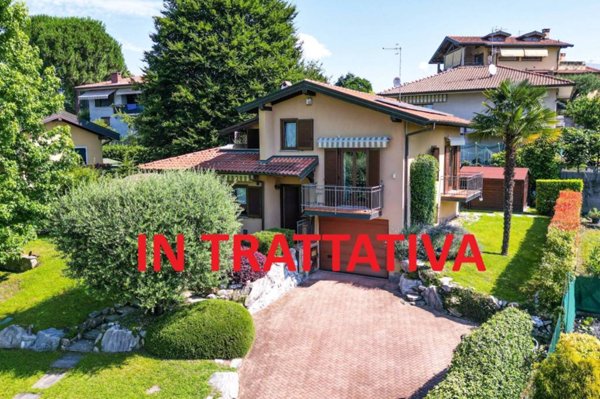 casa indipendente in vendita a Besozzo in zona Cardana