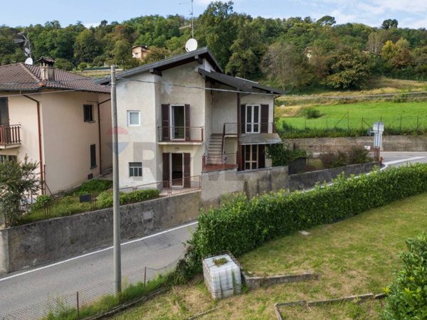 casa indipendente in vendita a Besozzo in zona Cardana
