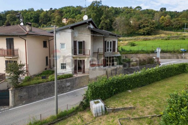 casa indipendente in vendita a Besozzo in zona Cardana