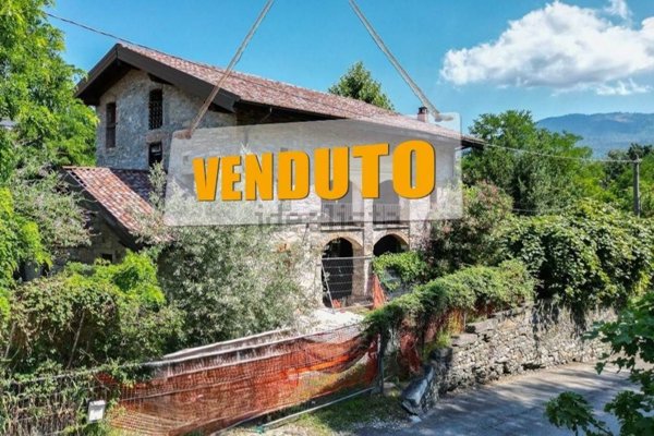 casale in vendita a Besozzo in zona Olginasio