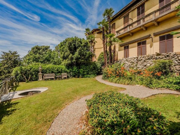 casa indipendente in vendita a Besozzo in zona Cardana