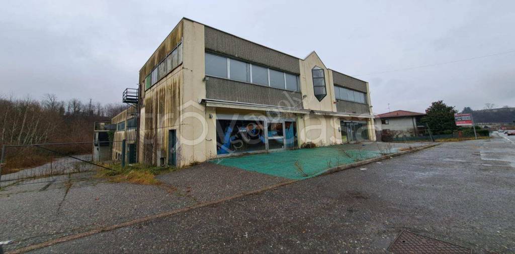 locale commerciale in vendita a Besozzo