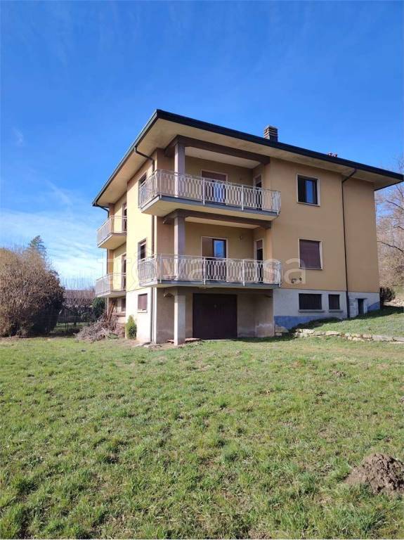 casa indipendente in vendita a Besozzo in zona Olginasio